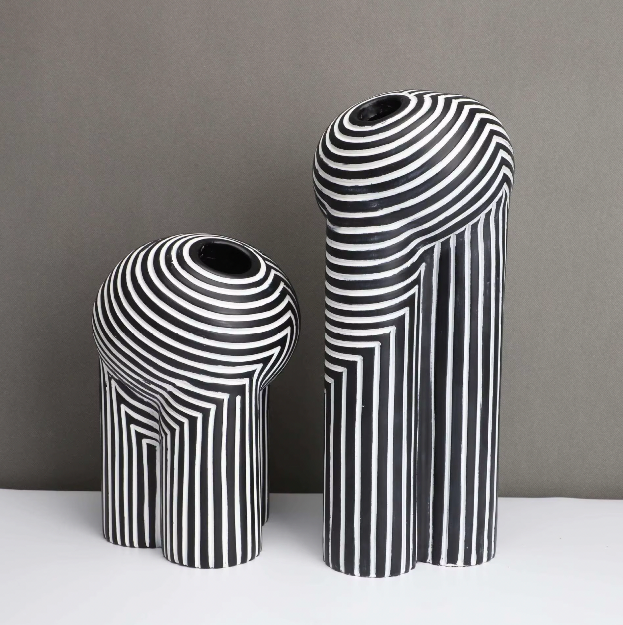 Vivienne – Vase Européenne avec rayures noir et blanc