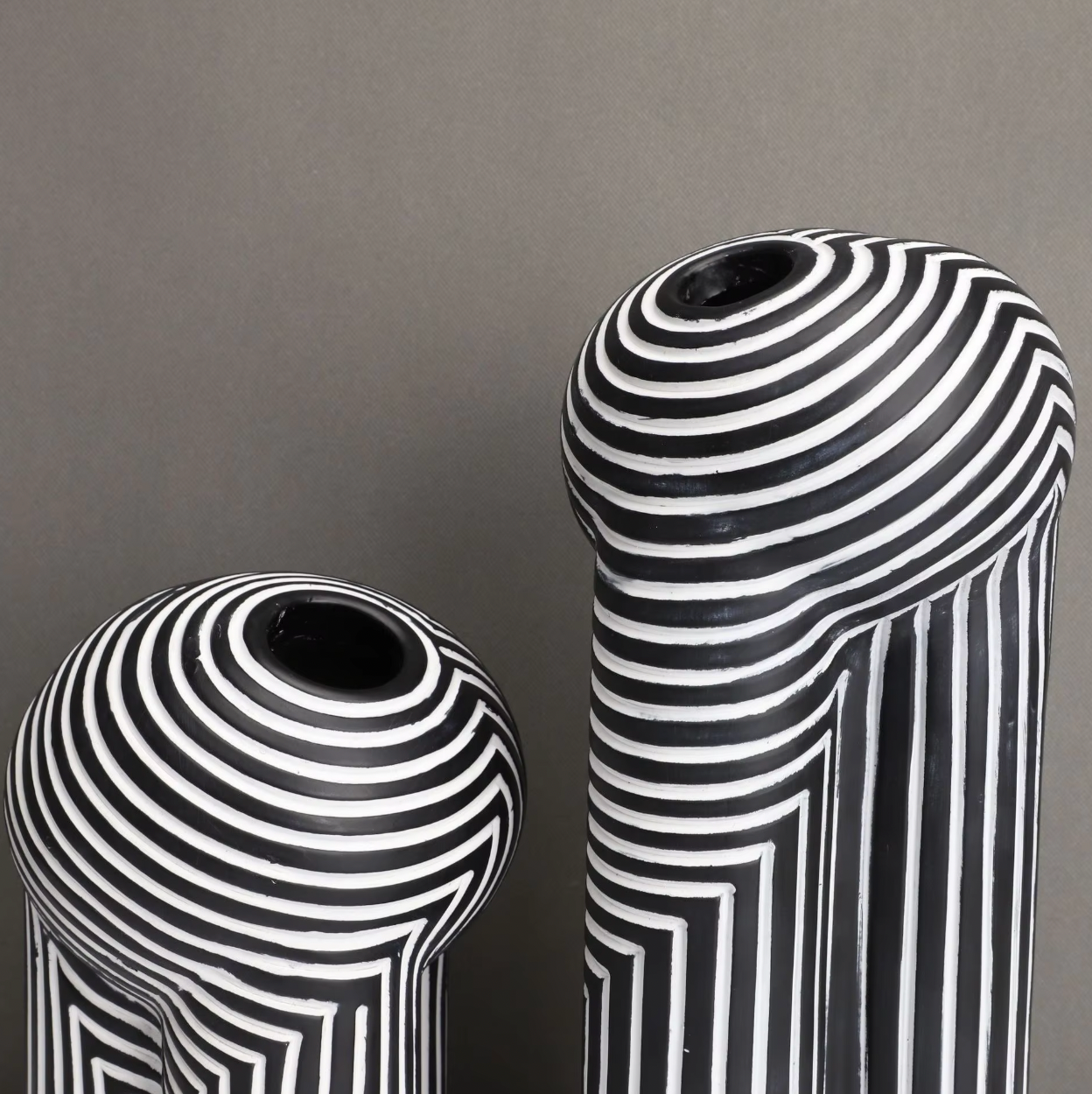 Vivienne – Vase Européenne avec rayures noir et blanc
