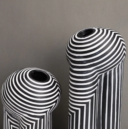 Vivienne – Vase Européenne avec rayures noir et blanc