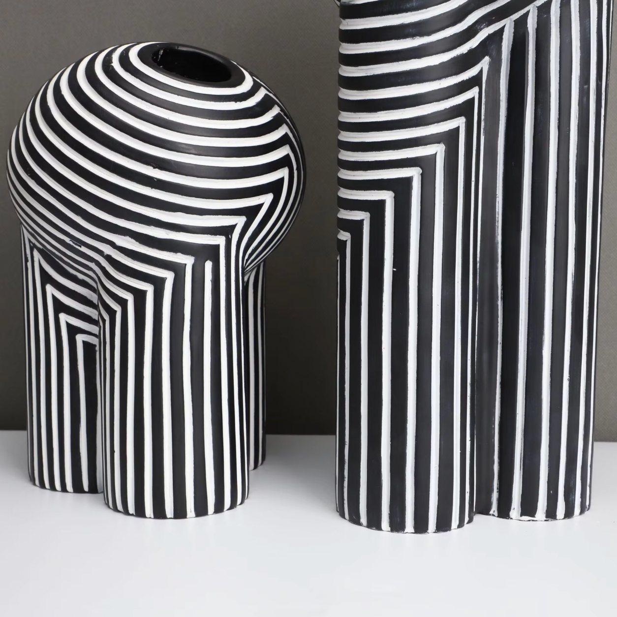 Vivienne – Vase Européenne avec rayures noir et blanc