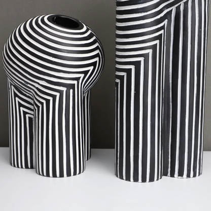 Vivienne – Vase Européenne avec rayures noir et blanc