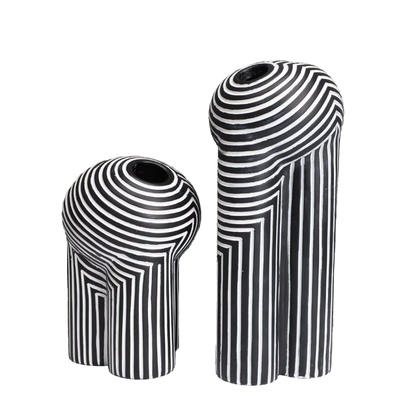 Vivienne – Vase Européenne avec rayures noir et blanc