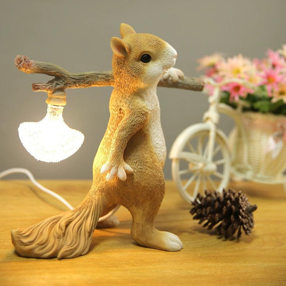 Kelvin – Lampe de table avec figurine d'écureuil : Design ludique rencontre éclairage chaud