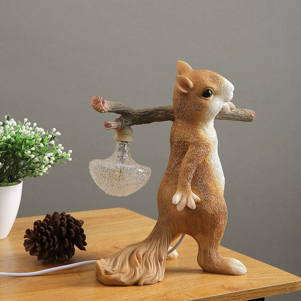 Kelvin – Lampe de table avec figurine d'écureuil : Design ludique rencontre éclairage chaud