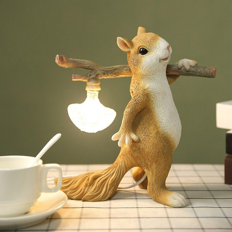 Kelvin – Lampe de table avec figurine d'écureuil : Design ludique rencontre éclairage chaud