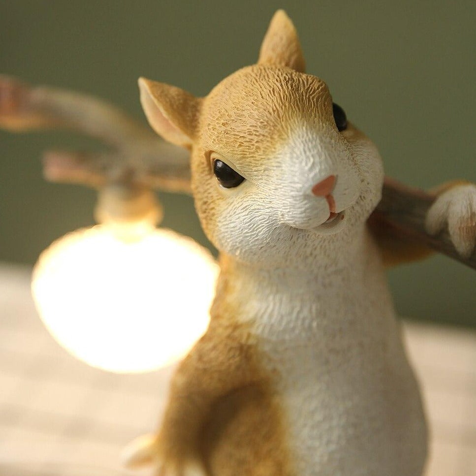 Kelvin – Lampe de table avec figurine d'écureuil : Design ludique rencontre éclairage chaud