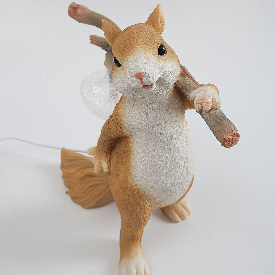 Kelvin – Lampe de table avec figurine d'écureuil : Design ludique rencontre éclairage chaud