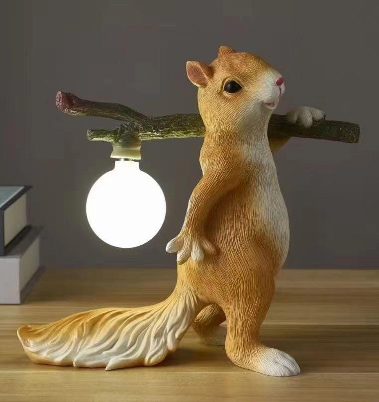 Kelvin – Lampe de table avec figurine d'écureuil : Design ludique rencontre éclairage chaud