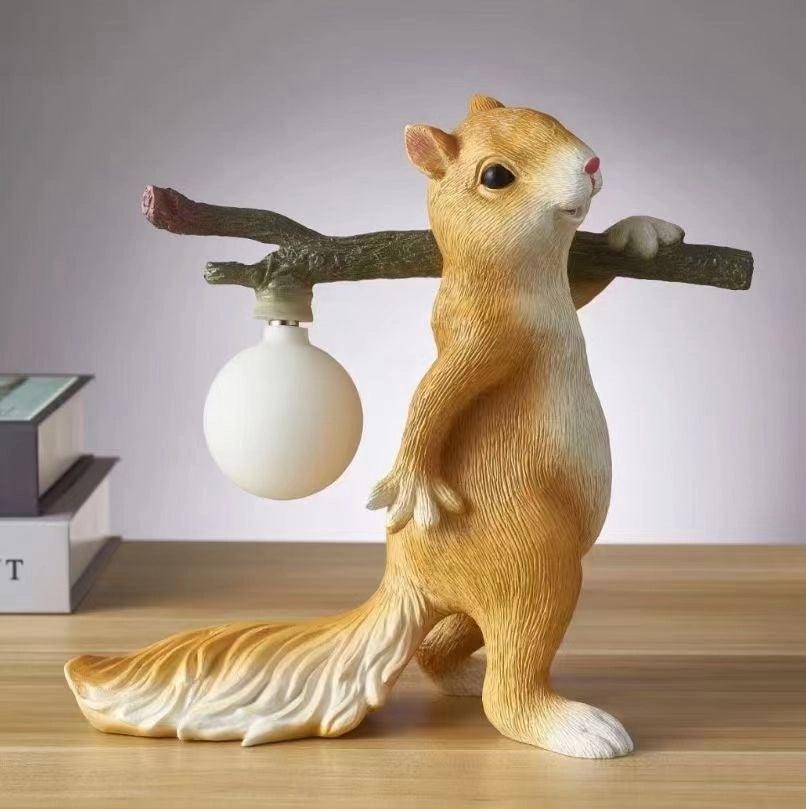 Kelvin – Lampe de table avec figurine d'écureuil : Design ludique rencontre éclairage chaud