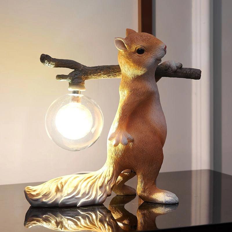 Kelvin – Lampe de table avec figurine d'écureuil : Design ludique rencontre éclairage chaud