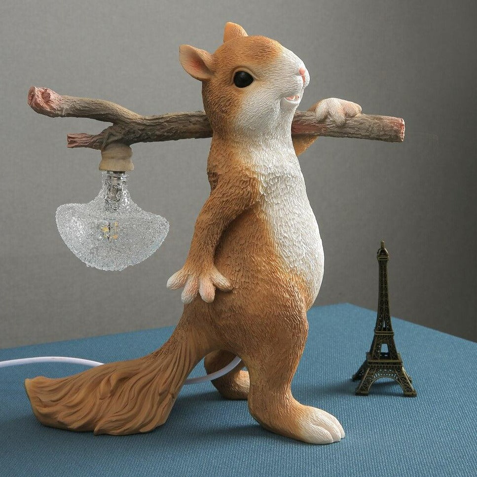 Kelvin – Lampe de table avec figurine d'écureuil : Design ludique rencontre éclairage chaud