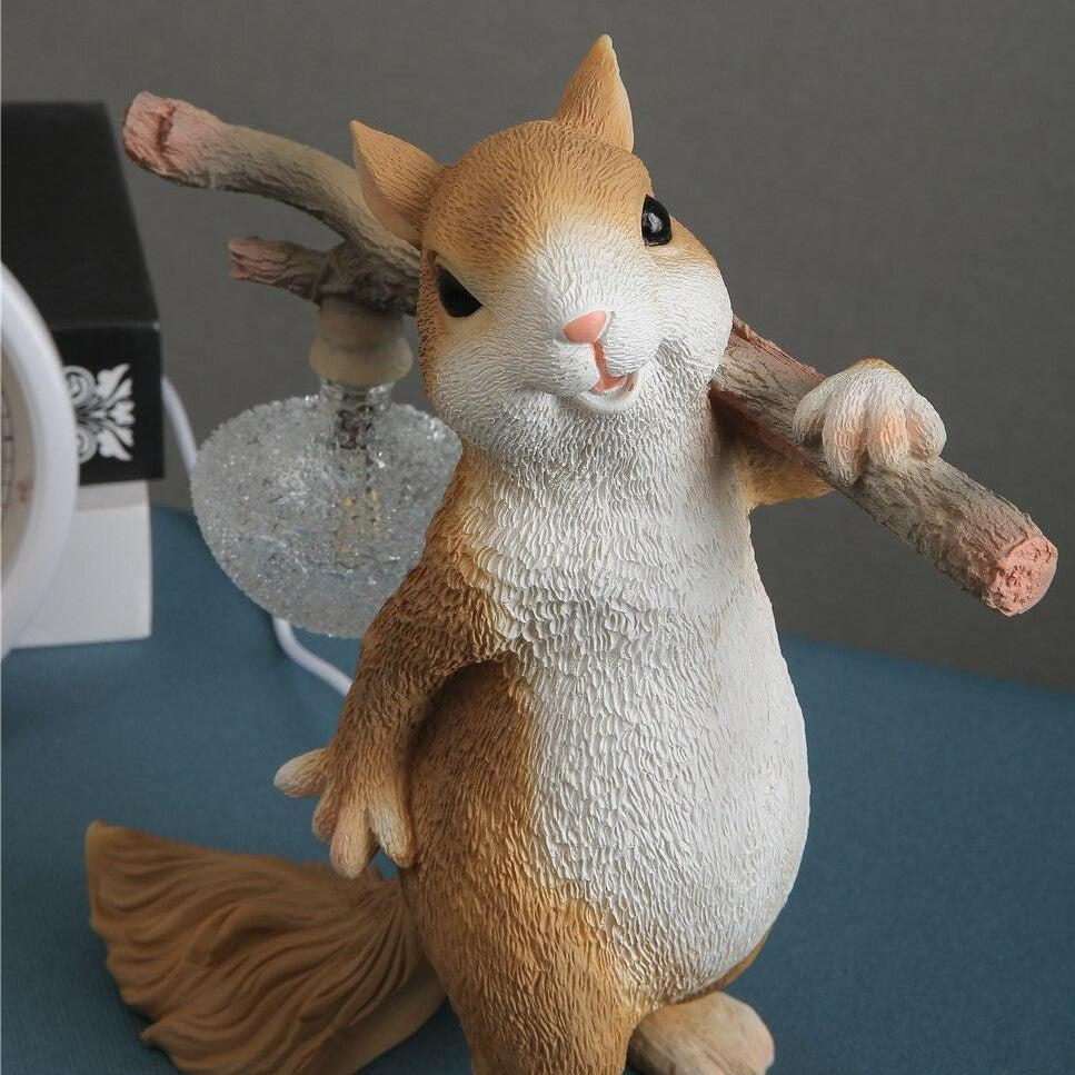 Kelvin – Lampe de table avec figurine d'écureuil : Design ludique rencontre éclairage chaud