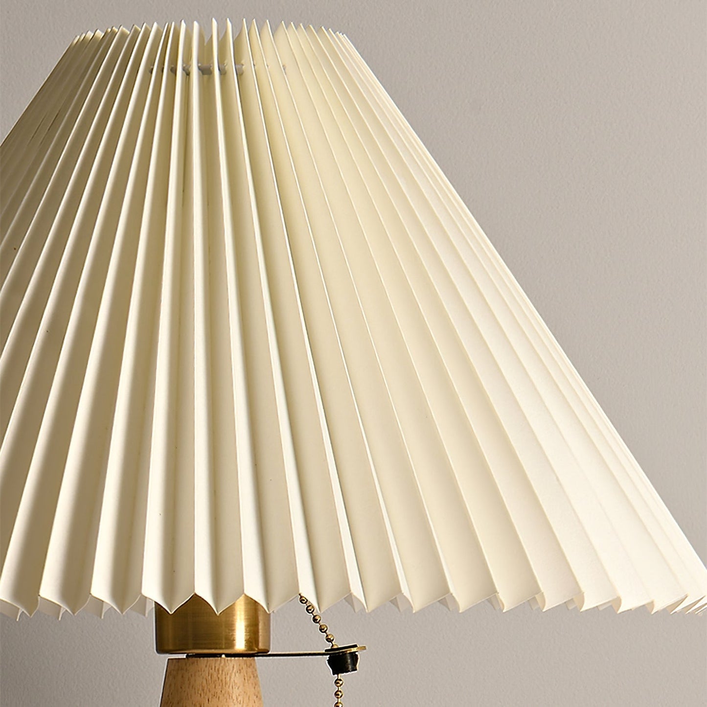 Rami – Lampe de table en bois de noyer