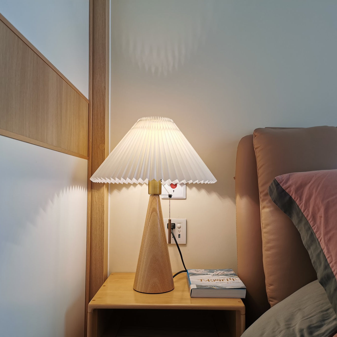 Rami – Lampe de table en bois de noyer