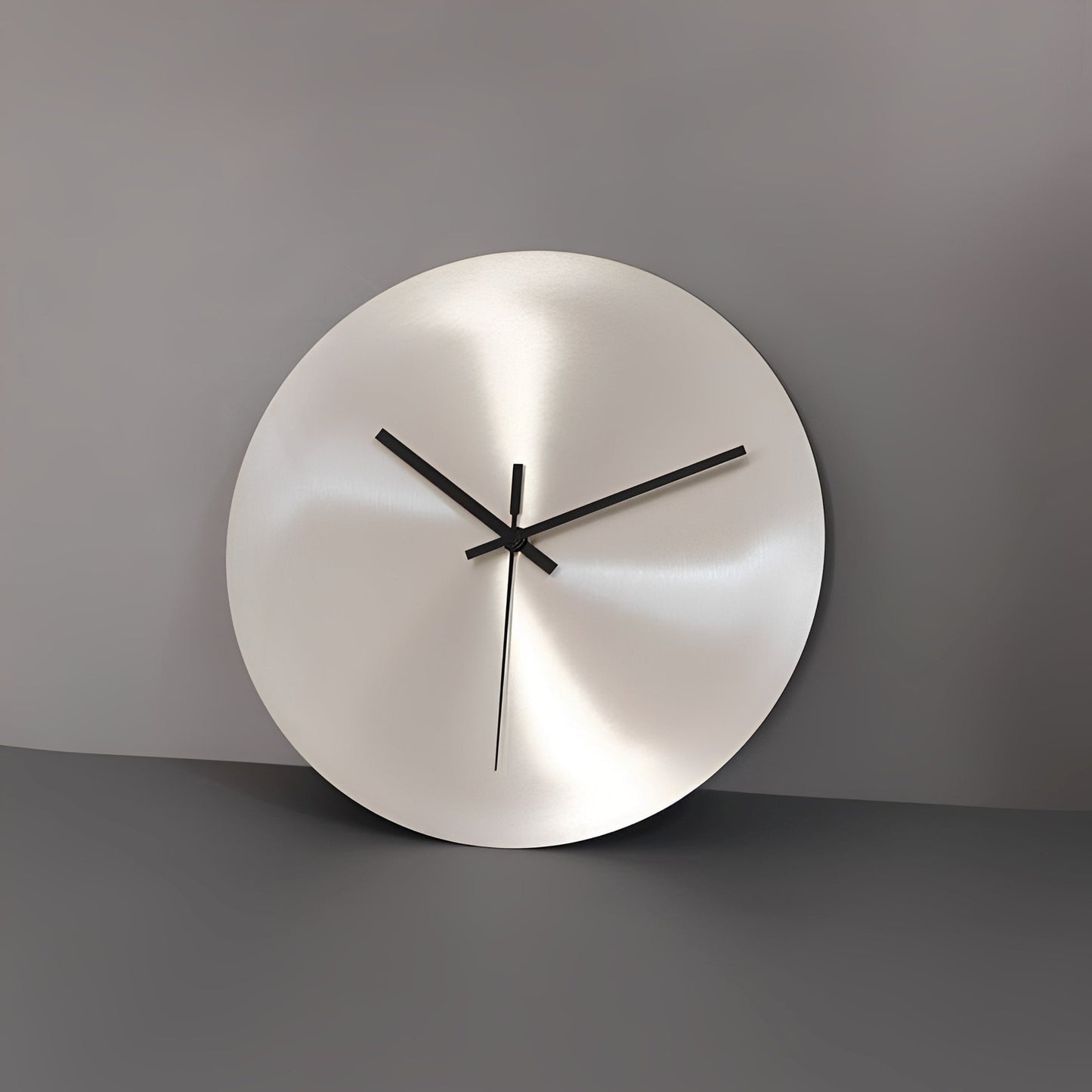 Argentum – Horloge murale industrielle en argent