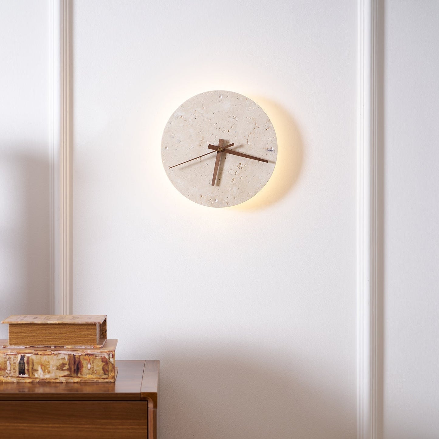 Elin – Applique murale avec horloge en travertin