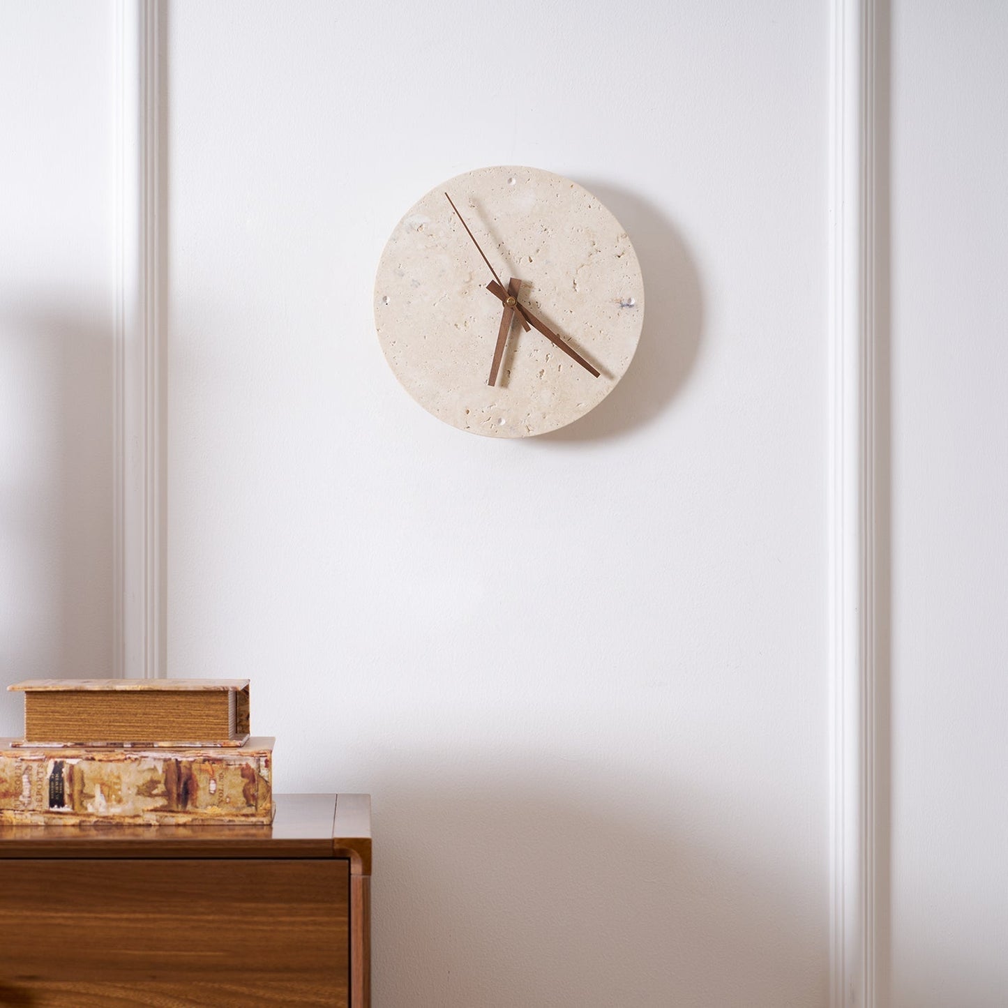 Elin – Applique murale avec horloge en travertin