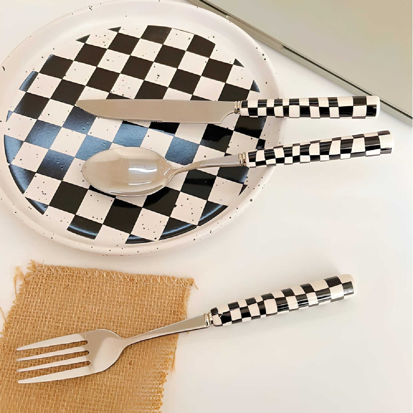 Checka – Ensemble de couverts en céramique au design damier