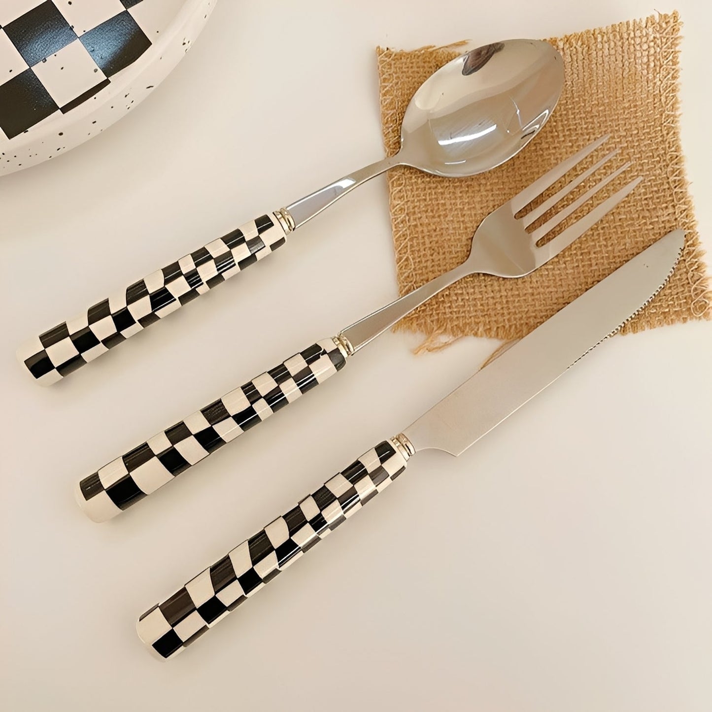 Checka – Ensemble de couverts en céramique au design damier