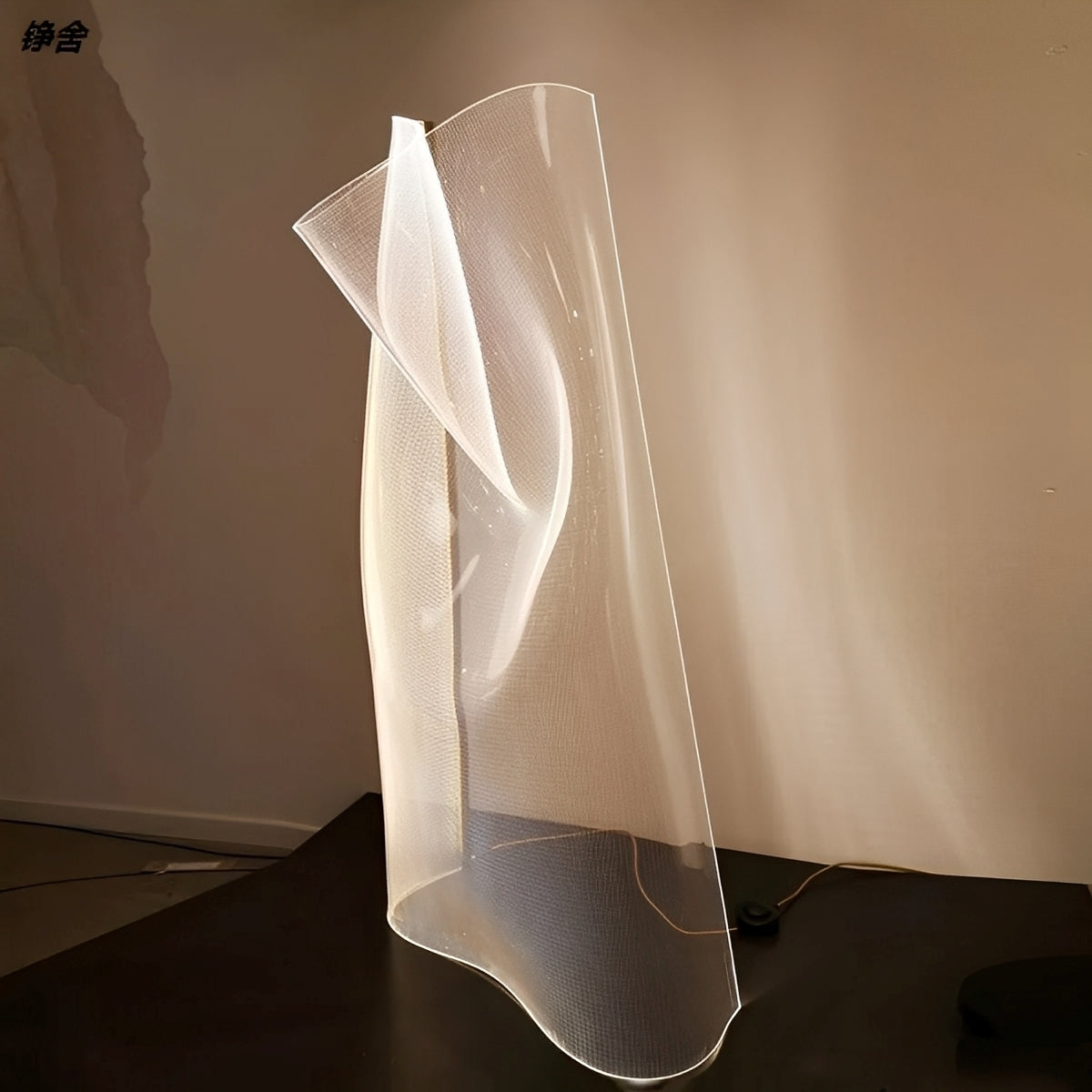 Elodie – Lampe de Table en Acrylique Artistique