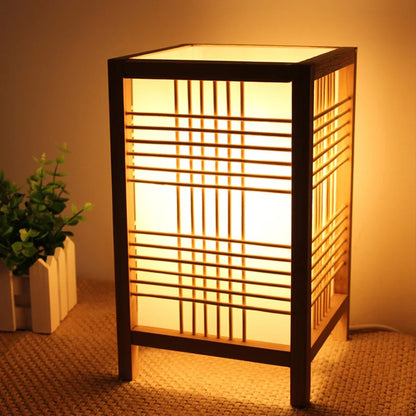 Hikari – Lampe de table en colonnes de bois japonaises