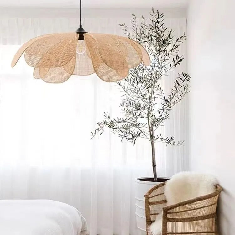 Aurelia – Lampe Suspendue en Fleurs de Rotin Fait Main