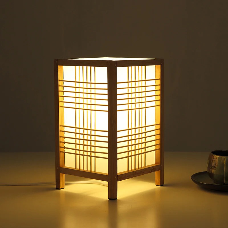 Hikari – Lampe de table en colonnes de bois japonaises