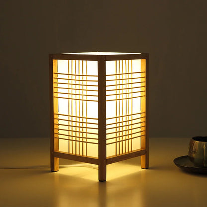 Hikari – Lampe de table en colonnes de bois japonaises
