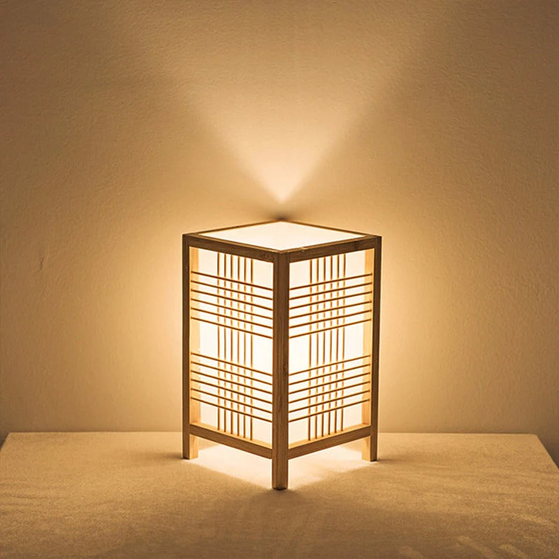 Hikari – Lampe de table en colonnes de bois japonaises