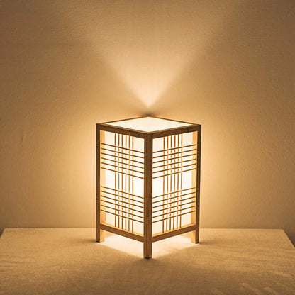 Hikari – Lampe de table en colonnes de bois japonaises
