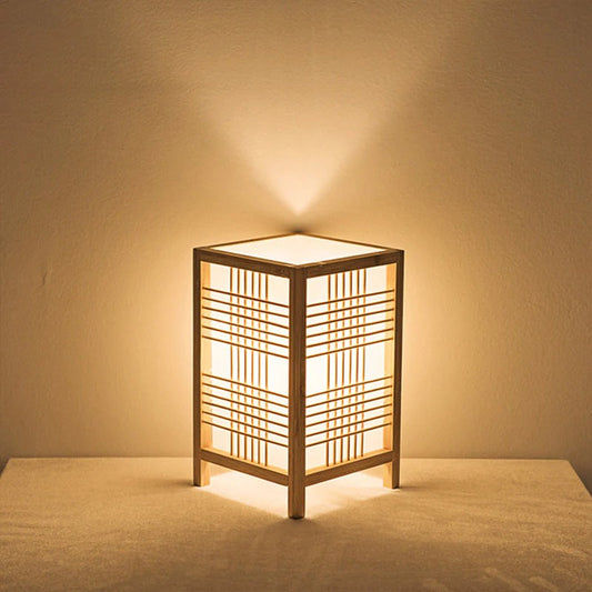 Hikari – Lampe de table en colonnes de bois japonaises