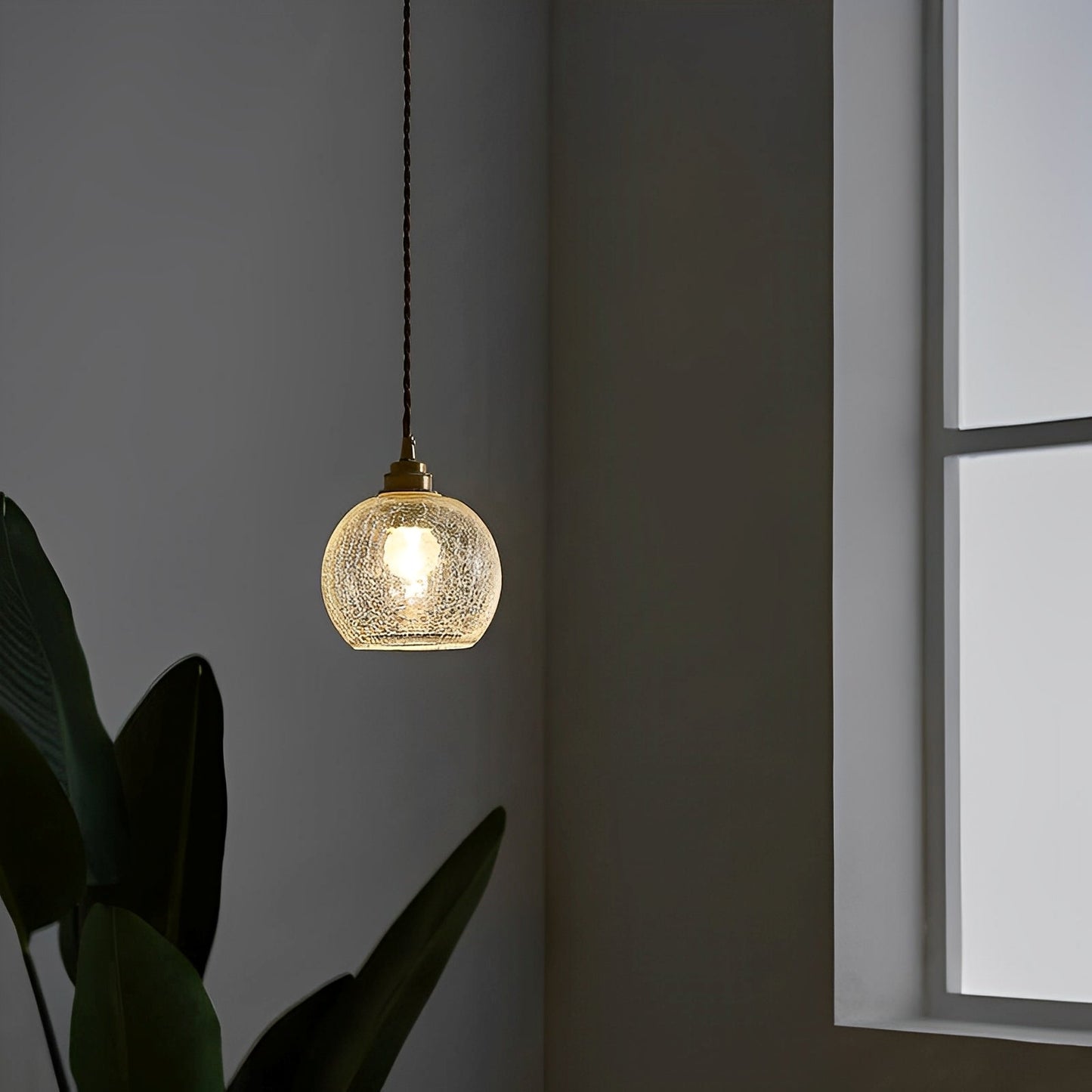 Rhea – Suspension boule de verre en cuivre