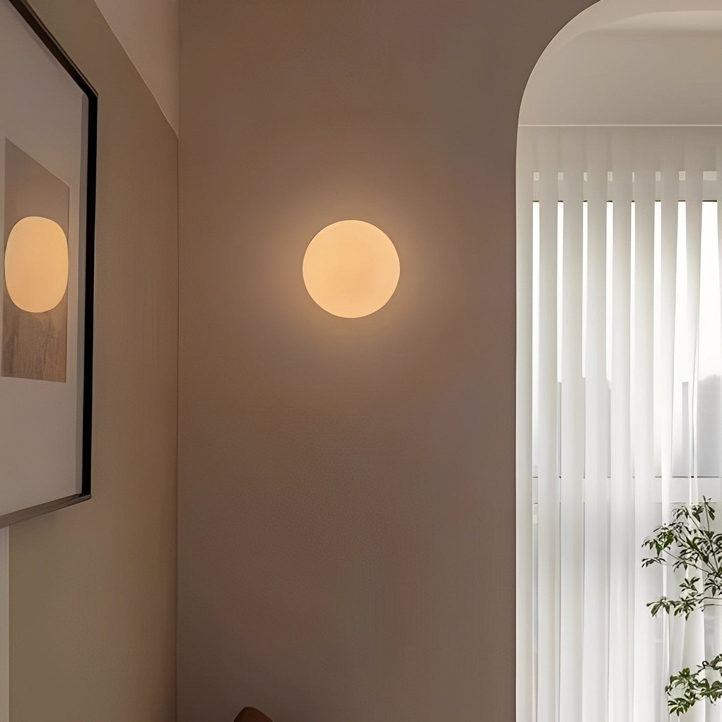Mira – Applique Murale Boule de Verre Minimaliste