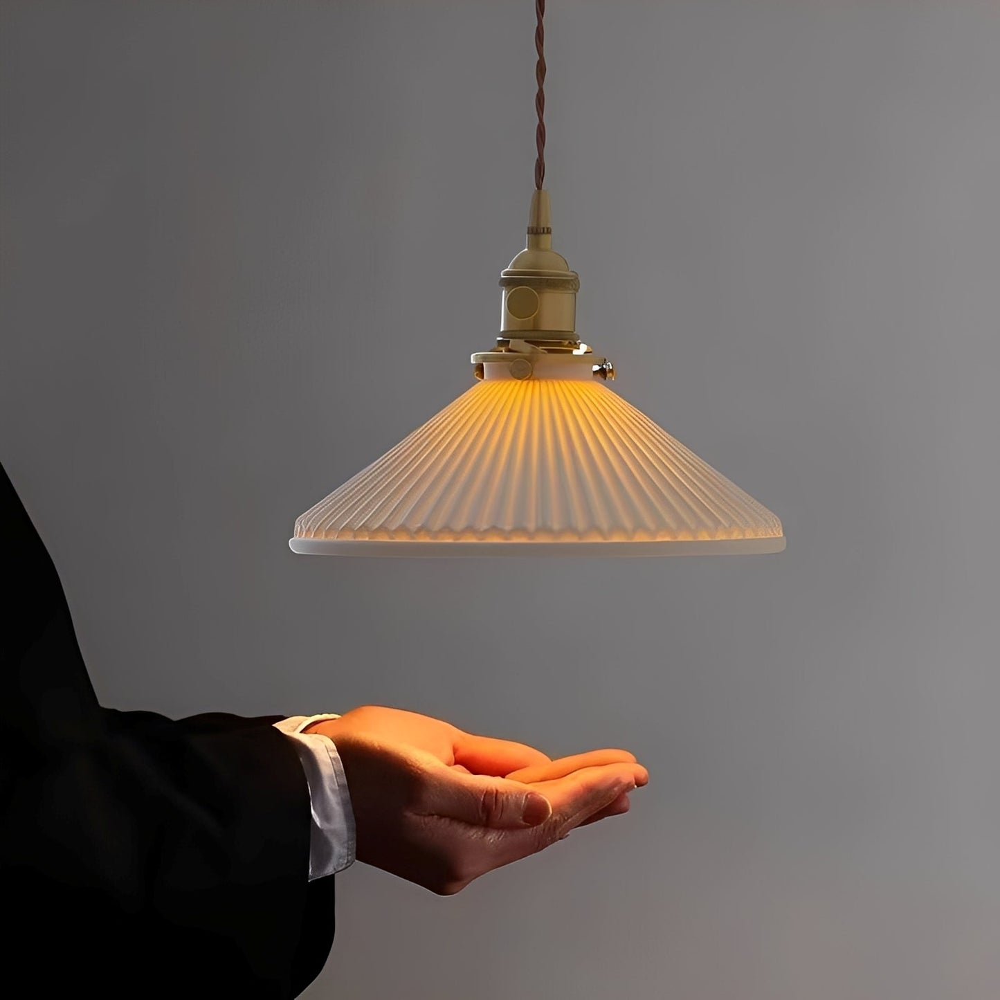 Ines – Petite Lampe Suspendue en Céramique avec Détails en Laiton