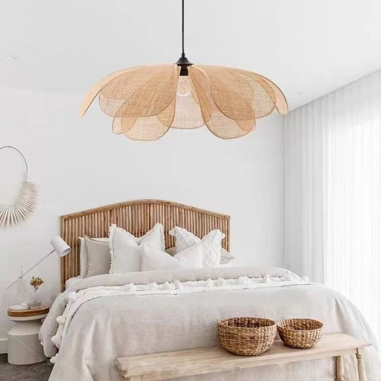 Aurelia – Lampe Suspendue en Fleurs de Rotin Fait Main