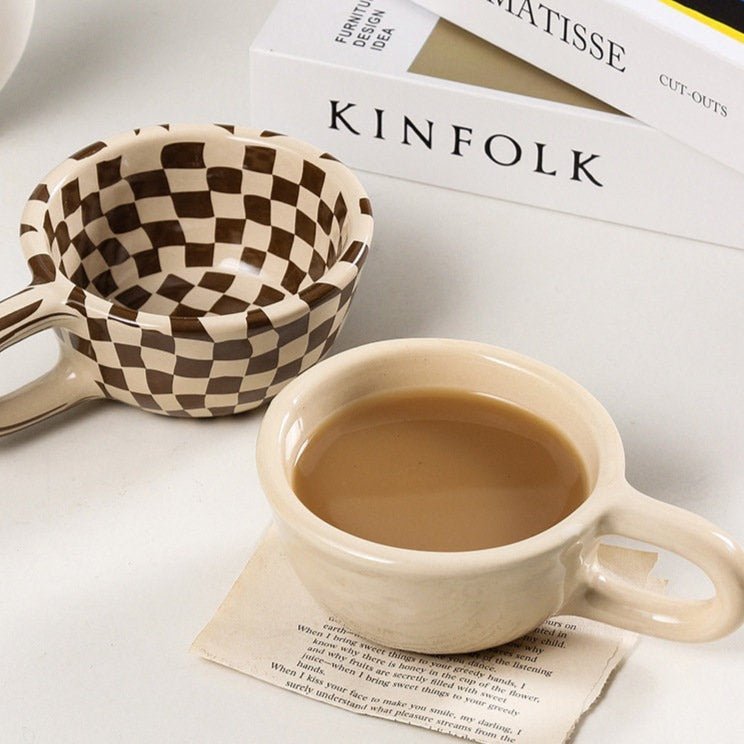 Échiquette – Tasse en céramique à motif damier irrégulier