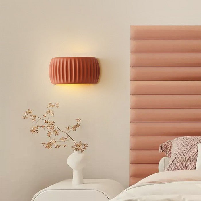 Ardena – Applique murale Art déco en résine à surface rainurée
