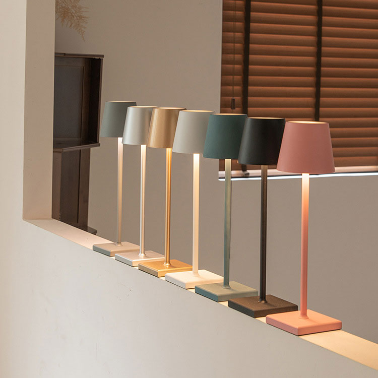 Willard – Lampe de table avec fonction trois couleurs et port de charge