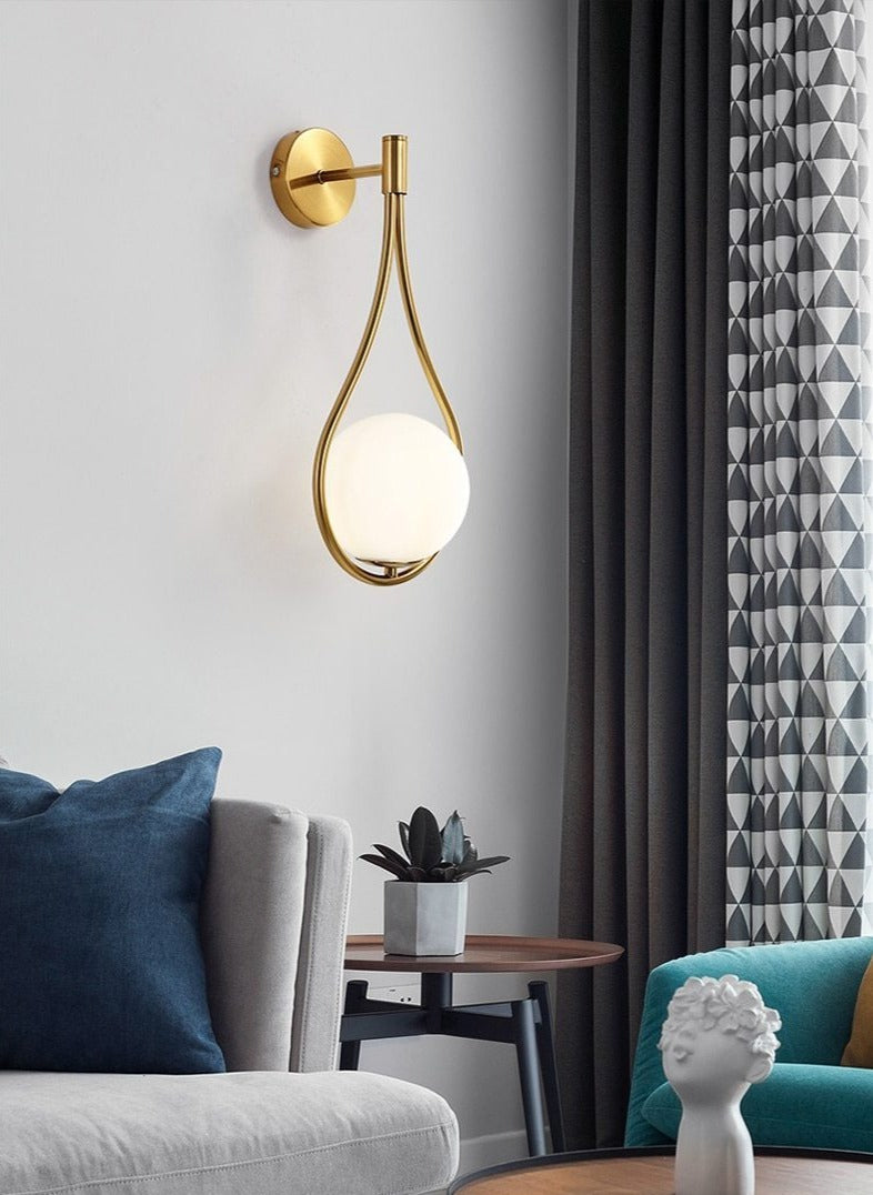 Aurora - Applique murale dorée avec globe en verre