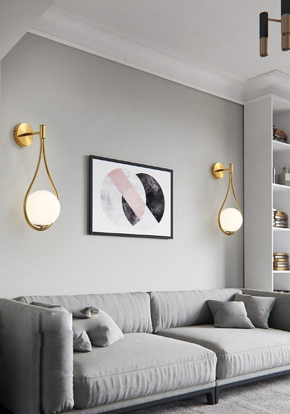Aurora - Applique murale dorée avec globe en verre