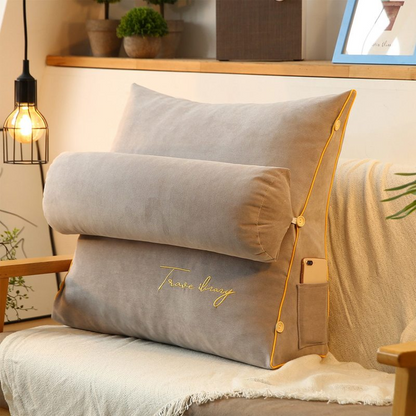 Pilar – Coussin triangulaire avec broderie & appui-tête